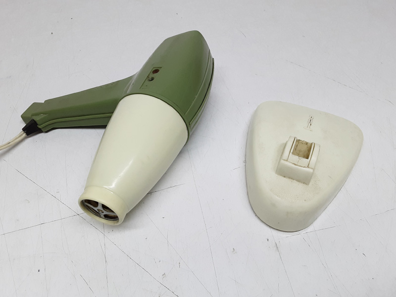 secador pelo+base colgar taurus pl†stico verde crema 220v 14_5x10_5x5 18x20x7 1u.